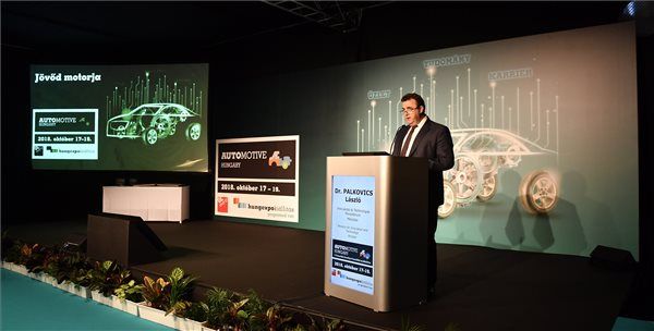Palkovics az automotiv kiállításon megnyitó beszédet mond