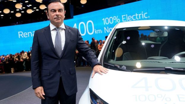 Kocsival Carlos Ghosn a letartóztatott több autós cég elnöke egy bemutatón. ANissan-Mitsubishi-Renault holding is érintett Kép: AzÜzlet.hu / Forrás: BBC