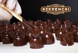 szerencsi csoki A "Szerencsi" védjegy használatának jogát a Nestlé Hungária Kft. átadja a Szerencsi Bonbon Kft.-nek. A védjegy oltalma alatt ezentúl kizárólag a Szerencsi Bonbon Kft. forgalmazhat édesipari termékeket Forrás: Azüzlet.hu