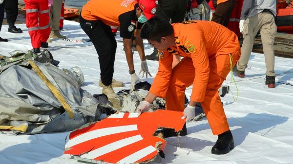 Lion Air Jakarta A Jakartában szerencsétlenül járt Lion Air-gép darabjainak kiemelése. Foró: cnbc.com. azüzlet.hu