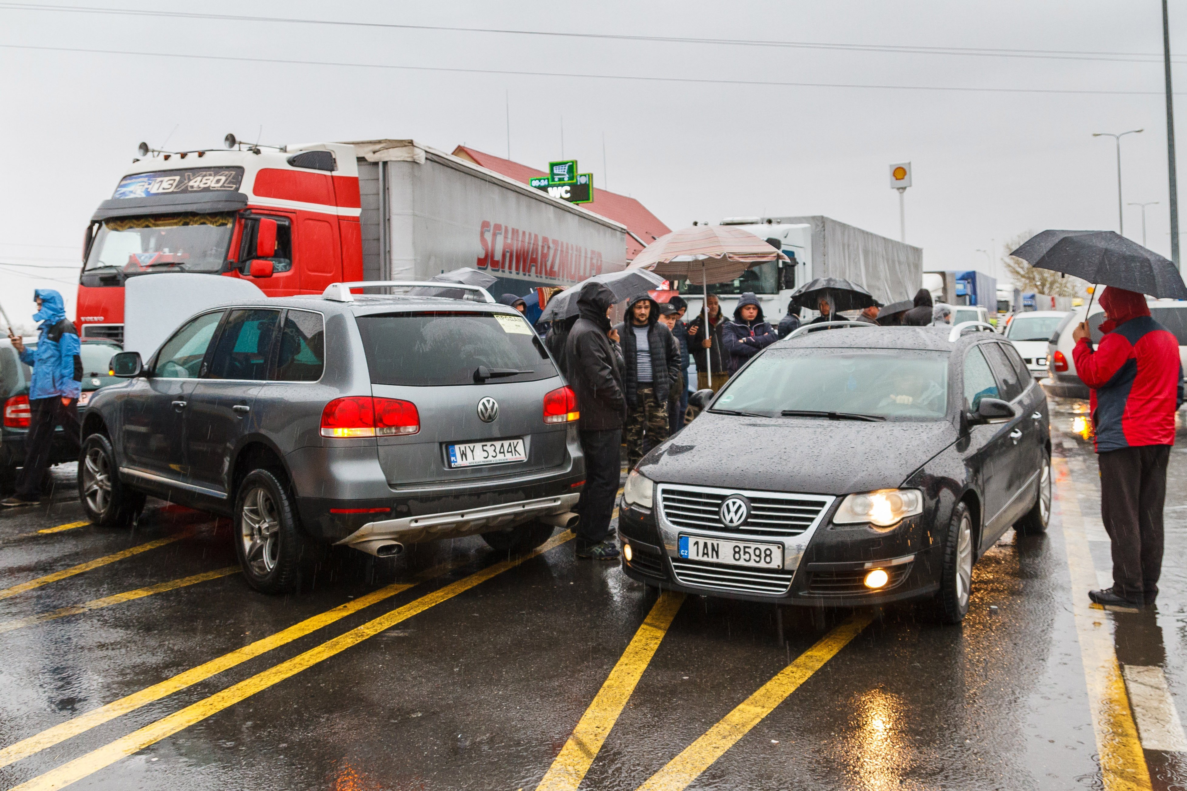 Csap, 2018. november 26. Kárpátaljai autótulajdonosok útlezárással demonstrálnak a Csap-Záhony közúti határátkelõhely Ukrán oldalán 2018. november 26-án. Ukrajnában november 25-tõl nehezen értelmezhetõ, szigorú törvényekkel - magas behozatali vám vagy kaució kiszabásával - nehezítették meg az ukrán állampolgároknak, hogy külföldön regisztrált autóikkal lépjenek be az országba és azokat Ukrajnában használják. Kép: azuzlet.hu/Forrás: MTI/Nemes János