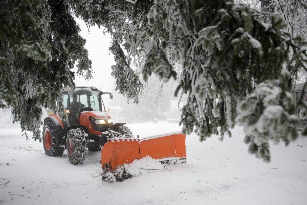 Tolólapos traktor havat kotor Kékestetõn 2018. november 27-én. A következő napokban további lehűlésre kell számítani, a leghidegebb órákban mínusz 7 foknál is hidegebb lehet, néhol napközben is mínuszok lesznek. Kép: AzÜzlet.hu / Forrás: MTI/Komka Péter