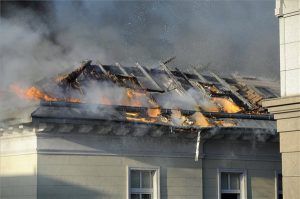 Legalább 440 négyzetméteren lángolt a tető, a falak is beomlottak Fotó: AzÜzlet.hu/MTI/Mihádák Zoltán