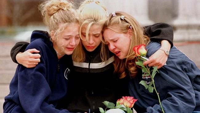 Társaikat siratják a Columbine főiskolás lányok Kép: AzÜzlet.hu / Forrás: abc7ny.com