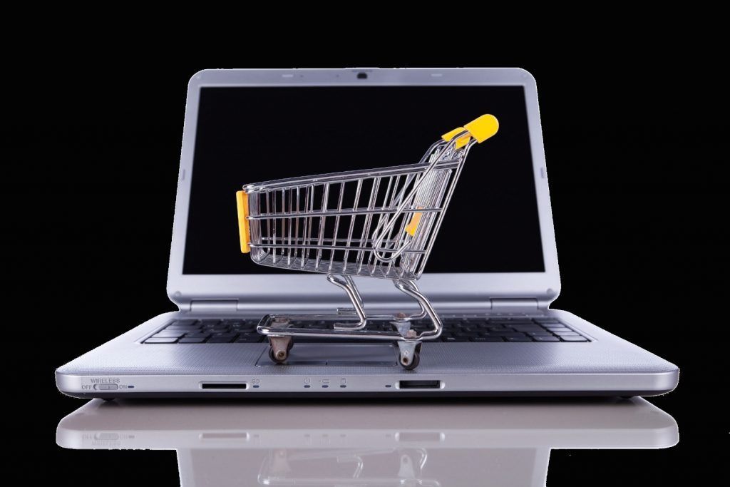 покупки в интернете. девушка с покупками. покупки в интернете. покупки. бесплатные товары в интернете.