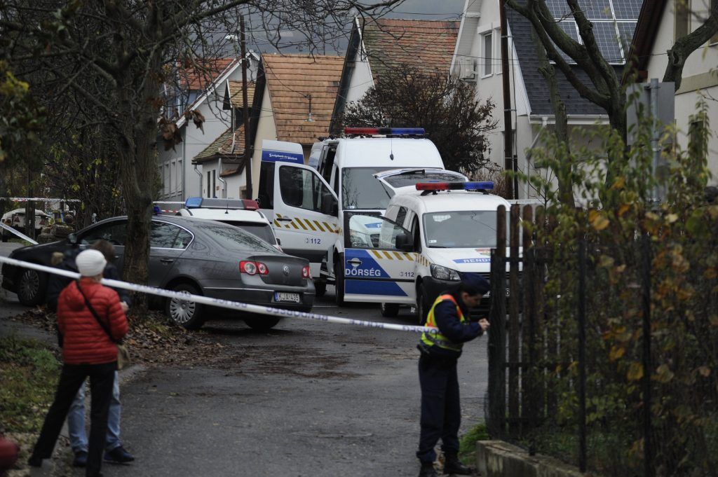Rendőrautók a gyilkosság helyszínén  Kép: azuzlet.hu / Forrás: MTI/Mihádák Zoltán