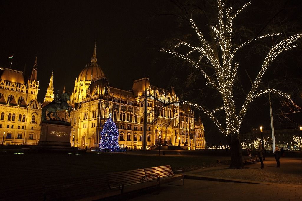 Az ország karácsonyfája és ünnepi díszvilágítás a Parlament előtt Fotó: azuzlet.hu / Forrás:MTI/Lakatos Péter