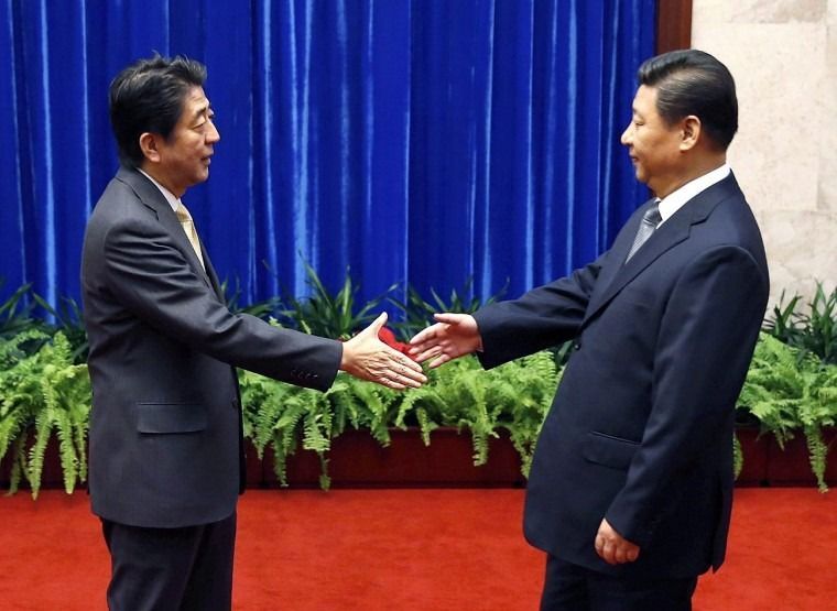 Hszi Csin-ping és Abe Jinzó az Ázsiai és Csendes-óceáni Gazdasági Együttműködés alkalmával rendezett csúcstalálkozón, Pekingben. (MTI/EPA/Reuters pool/Kim Kjung Hun) AzÜzlet.hu 
