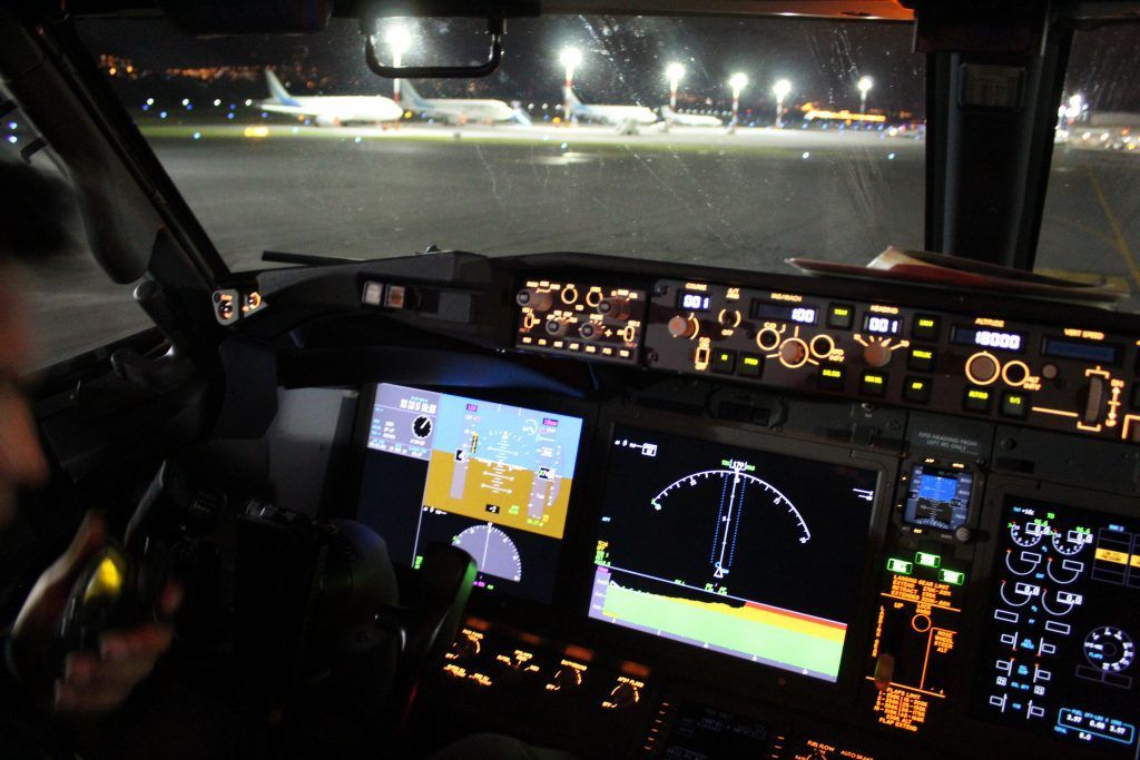 b737 max 10 cockpit