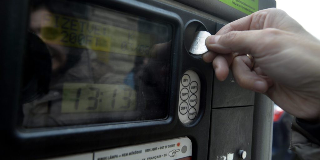 A parkolóautomatákat is jobban figyeli majd az adóhivatal. Kép: MTI/Máthé Zoltán. azüzlet.hu