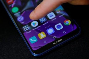 A magyar Huawei mindenkit megnyugtatott: nem kell lecserélni a telefonokat. azüzlet.hu
