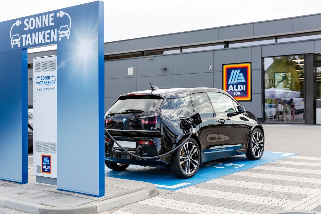 A németországi Aldi áruházak parkolóiban 2018 óta működnek e-töltők. Kép forrása: Aldi Süd. Azüzlet.hu