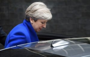 A The Times szerint Theresa May már pénteken felállhat a miniszterelnöki székből. azüzlet.hu