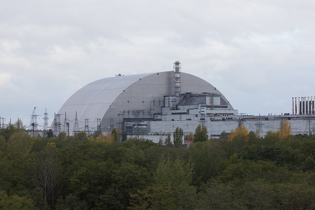 A csernobili atomerőmű 4-es blokkját egy 105 méter magas acélszarkofág borítja. Kép forrása: Wikipedia. azüzlet.hu