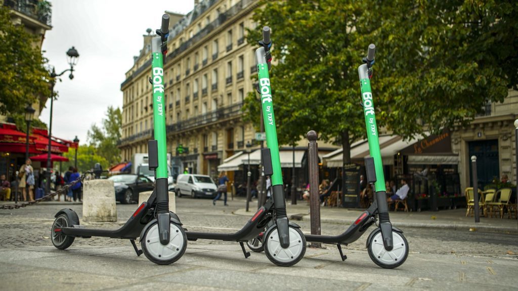 Párizsban súlyos bírságra számíthat az, aki járdán közlekedik e-rollerjével, esetleg a járda közepén hagyja azt. Kép forrása: Taxify. azüzlet.hu