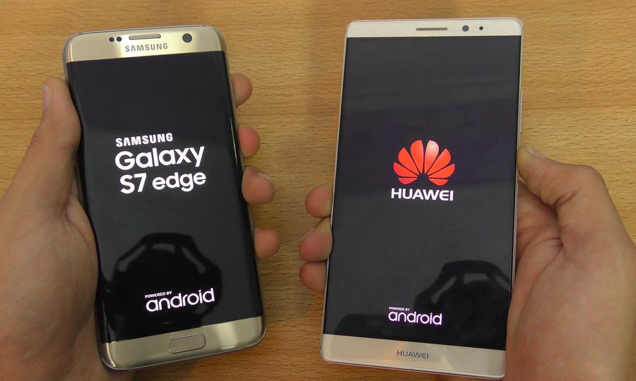 A Kínában piacvezető Huawei világszinten is átvenné a koreai Samsung helyét. azüzlet.hu