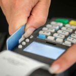 Messze van a bankkártyák kiszorításától, de erősödik a qvik