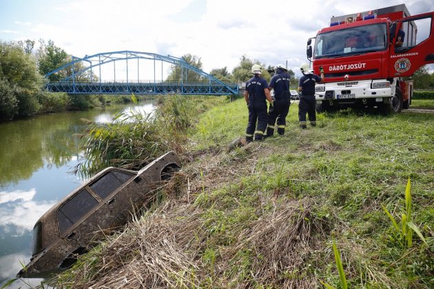 Tűzoltók egy autó kiemelésén a Zala folyónál Zalavár közelében. A vízből kiemelt Lada vélhetõen egy az 1990-es évek vége felé ellopott autó, Képek / MTI / Varga György