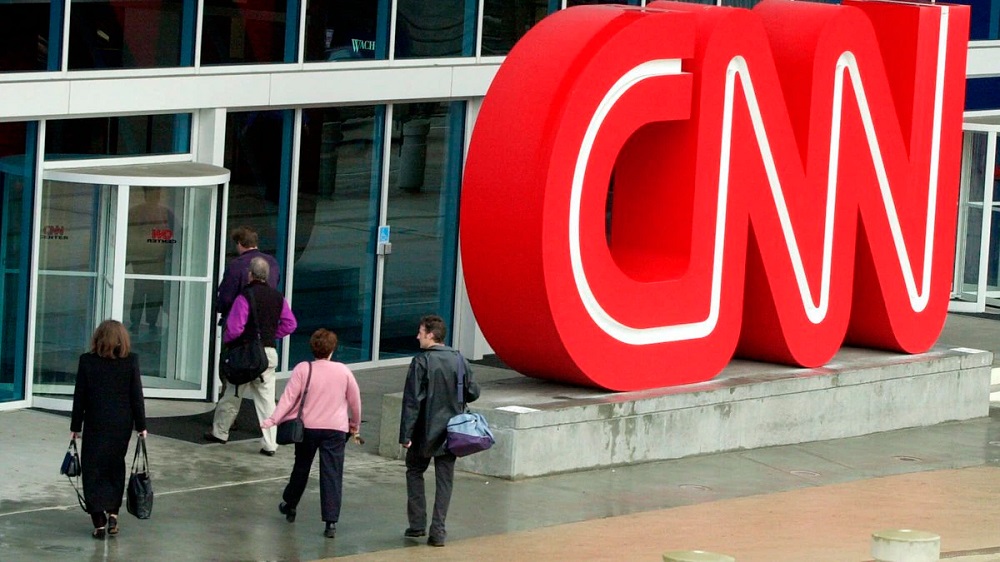 A CNN elbocsátott három alkalmazottat, mert megsértették az oltási előírásokat