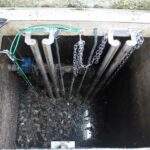 Sokmillió forintos kiadást okoznak a vízműveknek a vécén lehúzott nedves törlőkendők – intelligens szivattyú lehet a megoldás a „zsírszörnyek” elleni harcban